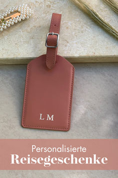 Du bist auf der Suche nach Geschenken, die mit Reisen zu tun haben? Entdecke personalisierte Reise-Accessoires - von Kofferanhänger mit Initialen über eine Reisepasshülle mit Name bis hin zu Travel Tagebüchern. Die schönsten Reisegeschenke, für Traveller, Reiselustige und Abenteurer! Work And Travel, Bagpack, Travel