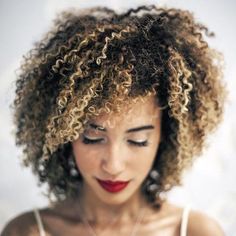 Pflege der Afro Haare fuer die Nacht ist wichtigum Haarbruch zu vermeidenNimm dir die Zeit dazudenn deine Haare werdend dir mit Wachstum danken. Hair Growth Regimen, Highlight Hair, Haircut Tip, Hair Steamers, Natural Hair Salons, Black Afro, Blonde Curls, Beautiful Natural Hair, Ombré Hair