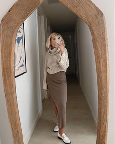 Outfits For College, Laura Jade Stone, Fall Photo Shoot Outfits, Cute Outfit Ideas, Stylish Winter Outfits, Beige Outfit, Effortlessly Chic Outfits, Chunky Knit Sweater, Classy Work Outfits