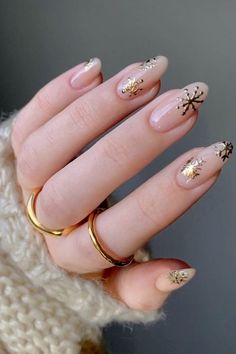 Nail Designs Winter, Natural Gel Nails, Holiday Nails Christmas, Gold Nail Designs, Christmas Gel Nails, Gold Nail, Snowflake Nails, New Year's Nails, Xmas Nails