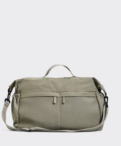 Bolsa bolsillo rejilla - Bolsos y neceseres | OYSHO España Big Travel Bag, Canvas Duffel Bag, Sportswear Trends, Customer Service Gifts, Sports Bags Gym, Yoga Accessories, Pocket Bag, Sport Bag, Autumn Fashion Women