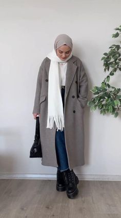 Hijab Classic Style, Winter Outfits Hijab 2024, Winter Style Hijab, Uni Hijabi Outfits, Hijab Winter Style, Outfit Hijab Winter, Gray Coat Outfit, Coat Outfit Women