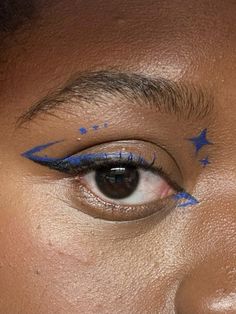 #tamioo #stars #galaxy #eyeliner Dual Eyeliner Look, Concert Makeup Eyeliner, Stars In Hair Aesthetic, Festival Eyeliner Ideas, Silver Eyeliner Makeup Look, Star Stamp Makeup Look, Star Prom Makeup, Cool Lipstick Designs, Graphic Eyeliner For Round Eyes