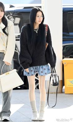 #chaeyoung #twice Idols Fashion, Fashion Articles, Chaeyoung Twice, Pretty Clothes, Kpop Idols, 가을 패션, Airport Style, Fashion Aesthetic