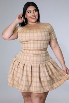 Clubbing Outfits Plus Size, Crop Top Off Shoulder, Plus Size Posing, Clubbing Outfits, Flowy Dresses, Fashion For Summer, Outfit Combos, Short Sleeve Crop Top, Skirt Pleated