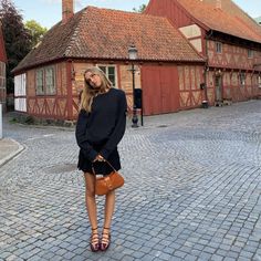 eva meloche Ballet Flats Outfit, Black Skirt Outfits, Style Parisienne, Flats Outfit, Miniskirt Outfits, Stockholm Fashion, Outfit Inspo Fall, Outfit Casual, Black Skirt