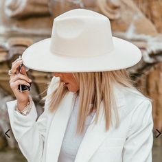 Chic White Fedora With Flat Brim, Fitted Fedora With Short Brim For Day Out, Fitted Short Brim Fedora For Day Out, Chic White Flat Brim Fedora, Fitted White Fedora For Spring, Chic White Fedora Felt Hat, White Chic Wide Brim Felt Hat, Chic White Wide Brim Felt Hat, White Fedora For Beach In Fall