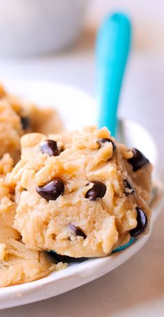 Delicious cookie dough with chocolate chips on a white plate Egg Free Cookie Dough, Edible Cookie Dough Recipe, Cookie Dough Recipe, Deserts Easy, 30 Minute Meals Easy, Cookie Dough Recipes, Kinds Of Cookies, Edible Cookie Dough, Pan Recipes