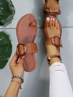 Sandalias con tiras cruzadas y detalles trenzados para mujer | Moda de Mujer | SHEIN México Flat Dressy Sandals, Women’s Sandals, Stylish Sandals For Women, Brown Sandals Flat, Womens Leather Sandals, Womens Summer Shoes Sandals, Fashion Sandals Flat, Flat Sandals For Women