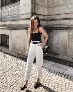 Get the pants for 22£ at Asos UK - Wheretoget Semi Casual Outfit, Outfit Collection, Skandinavian Fashion, Black Loafers, White Pants, Spring Summer Outfits, Outfit Idea