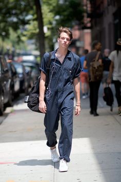 billy-george: OverallsNew York Fashion Week: MensPhoto courtesy of Youngjun Koo ok but this casual look.. very worker chic Mens Fashion Week Street Style, New York Mens, Mens Fashion Week, Workwear Fashion, Fashion Week Street Style, Mens Street Style