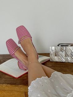 Low Heels Outfit Classy, Flat Work Shoes, Gingham Shoes, Closed Toe Heel, Shoes Flowers, Red And White Gingham, Quoi Porter, Fun Dresses, Lisa Says Gah