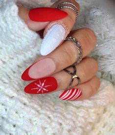 50 Red Christmas Nail Ideas That Are Sleighing This Season 134 50 Red Christmas Nail Ideas That Are Sleighing This Season Winter Wedding Nails, Festive Holiday Nails, Christmas Nail Art Easy, Nails Oval, Holiday Nails Winter, Video Makeup, Red Christmas Nails, Stiletto Nail Art, Holiday Nail Designs