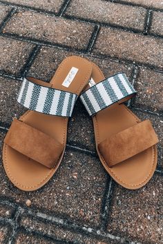 Make it Easy Sandals: Tan/Stripe Summer Sandals Flat, Fantastic Shoes, Trending Sandals, Summer Flats, Shoes Adidas, Street Style Chic, Vans Sneakers, Crazy Shoes