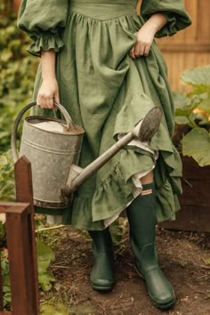 Gardencore Outfit, Cottage Style Outfits, Cute Gardening Outfits, Homestead Outfits, Fairy Core Clothes, Farmhouse Birthday, Cosy Summer, Victorian Countryside, Manor Aesthetic