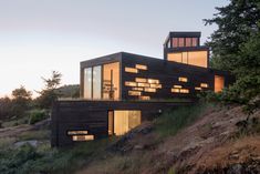 I can't get over these architectural award submissions. Modern Wood House, Seattle Architecture, Modern Family House, Wooden House Design, Seattle Homes, Weekend House, Mountain Homes, Family Room Design, A Hill