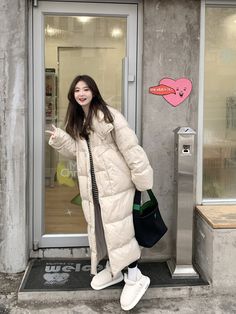 Cream Puffer Coat Outfit, Turkey Ootd, Puff Jacket Outfit, Puffy Jacket Outfit, Puffer Coat Outfit, Winter Inspo Outfits, Cute Airport Outfit, Korean Winter Outfits, Japan Winter