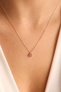 Unique Pendent Designs, Diamond Locket Design, Everyday Wear Necklace, Simple Chains For Women, Simple Chains With Pendants, Gold Chain Design With Pendant, Luxury Delicate Flower Pendant Necklace, Neckpiece Jewelry Gold, Elegant Rose Gold Infinity Necklace