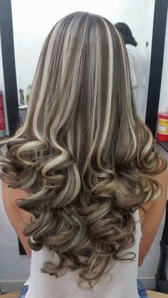 Frosted Hair, Brown Hair Inspo, Brunette Hair With Highlights, Hair Streaks, Brown Hair With Blonde Highlights, Pretty Hair Color, Hair Stylies, Hair Makeover, Brown Blonde Hair