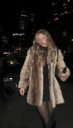 Mode Au Ski, Mode Gossip Girl, Fur Coat Outfit, Nyc Outfits, Maggie Lindemann, Taylor Momsen, Cold Outfits