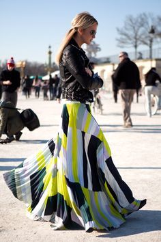 Solid Maxi Skirt Outfit, Bright Skirt, Street Mode, Fashion Trend Report, Winter Maxi, Modest Maxi, Maxi Rok, Beautiful Skirt, Skirt Maxi