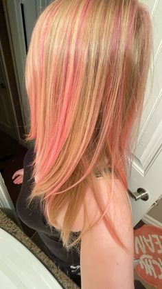 Blonde And Pink Short Hair, Blond Hair Pink Highlights, Merliah Summers Hair, Dirty Blonde Hair With Pink Highlights, Pink Stripes Hair, Pink Streaks In Blonde Hair, Blonde With Pink Highlights, Blonde And Pink Hair, Pink And Blonde Hair