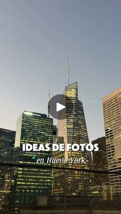 the city skyline is lit up at night with skyscrapers in the foreground and words that read ideas de fotos en new york