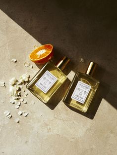 Eau de parfum signée Coqui Coqui. Élaboré dans la péninsule du Yucatan à partir de formules médicinales des moines franciscains, ce parfum se compose de notes vertes et fraîches des orangers sauvages du Yucatan. Mystérieuse, douce-amer et romantique cette eau de parfum est essentiellement composée d'essences et d'arômes naturels. Coqui Coqui, Koleksi Parfum, Skincare Products Photography, Orange Trees, Perfume Packaging