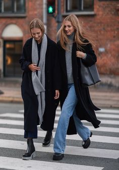 Wool Coat Outfit, Black Coat Outfit, Chelsea Boots Outfit, Chique Outfit, Looks Pinterest, Mode Casual, Street Style Winter, Coat Outfits