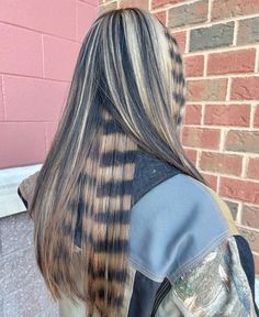 @ empalmm Black N White Hair Color, Black And Blonde Streaks, Chunky Highlights With Raccoon Tail, Brown Hair With Raccoon Tails, Blonde Striped Hair, Top Deck Hair, Calico Hair Straight, Skunk Hair Wavy, Shine Line Hair