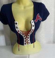 Atlanta Braves Crop Top with red lace. Please note estimated time to ship these items is 7-10 business days as they are made to order. If you need it right away please send us a message and we will try our best to accommodate your request.  Don't see your team? Send us a message with a request and we will gladly accommodate it. Very Cropped Top, Diy Lace Up Top, Outfit Ideas Crop Tops, Risky Outfits, 2000s Rnb Aesthetic, Stage Performance Outfits, Gameday Fits, Etsy Clothes, Red Outfits