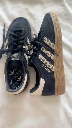 Drawing On Sneakers, Trainers Aesthetic, Dream Sneakers, Bags Unique, Pretty Sneakers, Trendy Shoes Sneakers, Preppy Shoes, Pretty Shoes Sneakers