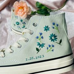 Converse Aesthetic Embroidery, Shoe Embroidery Ideas, Embroidery On Shoes, Flower Sneakers, Converse Aesthetic, Chuck Taylor 70