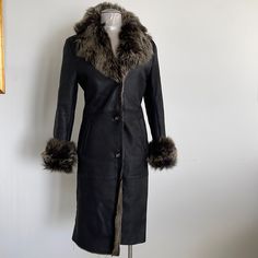 Gian Mori 100% Shearling Black/Charcoal With Snow Top Fur Fits Size S/M Fitted Button Down Set In Sleeves Measurements: Shoulder To Shoulder 32” /Bust Line 36” /Waist Line 32” /Sleeves 23” Plus 4” Cuff /Coat Length 41” Nwt! Black North Face Jacket, Faux Fur Hooded Jacket, Girls Puffer Jacket, Triclimate Jacket, Fleece Jacket Womens, Windproof Jacket, Womens Parka, Fleece Coat, Black North Face