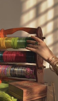 Themes For Phone, Bangle Aesthetic, Desi Bangles, Bangles Aesthetic, Vintage Indian Jewelry, Pakistani Culture, Unique Bangle