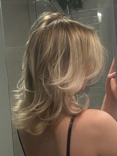 90s, blonde, hair, girl Short Hair Blowout, Layered Haircuts For Medium Hair, Hair Inspiration Short, Hairstyles For Layered Hair, Blowout Hair, Haircuts For Medium Hair, Haircuts Straight Hair, Penteado Cabelo Curto