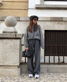 Wide Jeans Outfit, Grey Jeans Outfit, Wide Leg Trousers Outfit, Elegantes Outfit Damen, Rok Outfit, Wide Leg Jeans Outfit, Legs Outfit, Chique Outfit, Casual Work Outfits Women