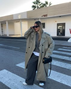 Oversized Trench Coat Outfits, Khaki Trench Coat Outfit, Oversized Coat Outfit, Casual Trench Coat Outfit, Trench Coat Outfits, Trench Coat Street Style, Grey Pants Outfit, Trench Outfit, Trench Beige