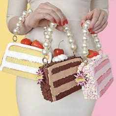 So cuteeeee 🏵️🍬🧁🍰🎂🍡🫧⭐️✨🌸🪷 Novelty Outfits, Cake Purse, Cake Fashion, Quirky Accessories, Novelty Fashion, Cool Bags, Funky Bags, Unconventional Fashion