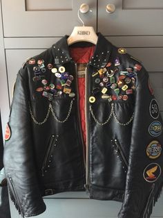 Patches On Leather Jacket, Pins On Leather Jacket, Leather Jacket Back Design, Leather Jacket Decoration, Cool Leather Jacket Outfit, Biker Jacket Patches, Leather Jacket Pins, Customized Leather Jacket, Leather Patch Jacket