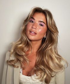 Matilde Djerf Hair, Matilda Djerf Dark Hair, Matilda Djerf Makeup, Polished Hair, Matilda Djerf, Makeup Hairstyle, Dark Blonde Hair, Blonde Hair Inspiration, Sleek Hairstyles