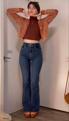 Cute 50s Outfits Vintage, Feminine Romantic Style Outfit, Straight Fit Jeans Outfit Women Winter, Outfits For 5ft Women, How To Style Light Brown Pants, Girly Outfits With Pants, Light Flared Jeans Outfit, Simple Feminine Outfits Casual, Big Waist Outfits