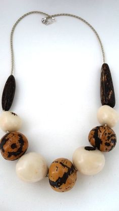 Colar Buriti/Jarina no Elo7 | Amazonia & Cia (293825) Diy Statement Necklace, Chunky Bead Necklaces, Pearl Necklace Designs, Jewelry Knots, Wood Bead Necklace, Long Beaded Necklace, Unusual Jewelry, Chunky Beads, Coral Jewelry