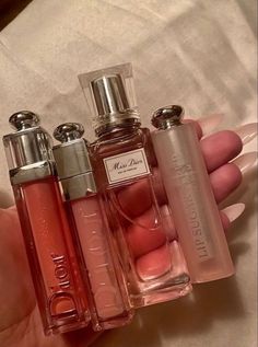 Profumo Victoria Secret, Dior Girl, Makeup Bag Essentials, Sugar Lip Scrub, Fancy Makeup, Pretty Skin Care, Perfume Lover, Makeup Items, Body Skin Care Routine