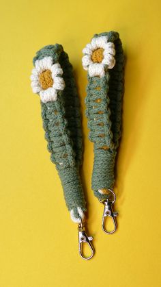 macrame wristlet keychains, Flower Knot, macrame keychain patterns, keychain ideas to sell, Easy Craft Ideas, Macrame Key Fob Tutorial, macrame jewelry patterns, keychains for backpacks, diy projects for school, macrame Macrame Alphabet, Macrame Wristlet Keychain, Simpul Makrame, Diy Lanyard, Diy Dog Collar, Crochet Bookmark Pattern