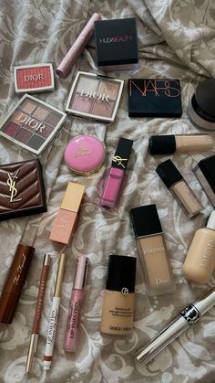 Ysl Make Up Aesthetic, Ysl Make Up, Yves Saint Laurent Aesthetic, Luxury Makeup Products, Makeup Ysl, Makeup Dior, Saint Laurent Makeup, Makeup Clean, Ysl Makeup