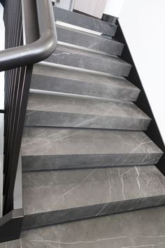 Steps and treads Granite Staircase Design Modern, Staircase Tiles Design, Staircase Design Modern Luxury, Modern Marble Floor, Home Tiles Design, Luxury Stairs