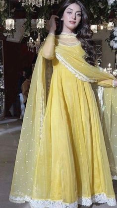 Simple Frocks, Anarkali Dress Pattern, Gaun Fashion, Traditional Indian Dress, Pakistani Fancy Dresses, Beautiful Pakistani Dresses, Salwar Kamiz, Indian Dresses Traditional, Traditional Indian Outfits