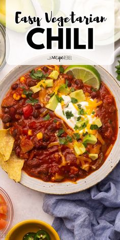 A warm dinner idea in just one pot! It's the ULTIMATE vegetarian chili. Not only is this veggie chili a healthy eating idea, but it is also packed with Mexican spices for the best comfort food recipe! Put this hearty soup on your rotation of winter dishes! Chunky Soups, Easy Vegetarian Chili, Easy Vegetarian Chili Recipe, Comfort Food Soup, Veggie Chilli, Vegetarian Chili Easy, Vegan Bean, Bean Dishes, Vegetable Chili