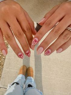 Christmas Nail Ideas With Bows, Short Nail Xmas Designs, Nail Idea Christmas, How To Do Bows On Nails, Bow Nails Aesthetic, Christmas Nail Inspo Short Nails, Nail Inspo Short Christmas, Christmas Nails On Short Nails, How To Do A Bow On Nails